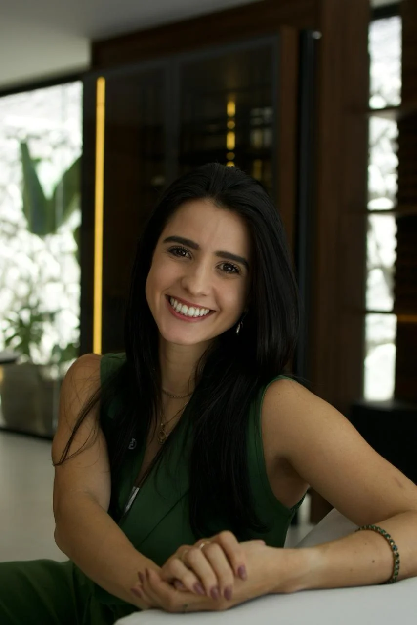 Dra. Paula Toledo em ambiente profissional