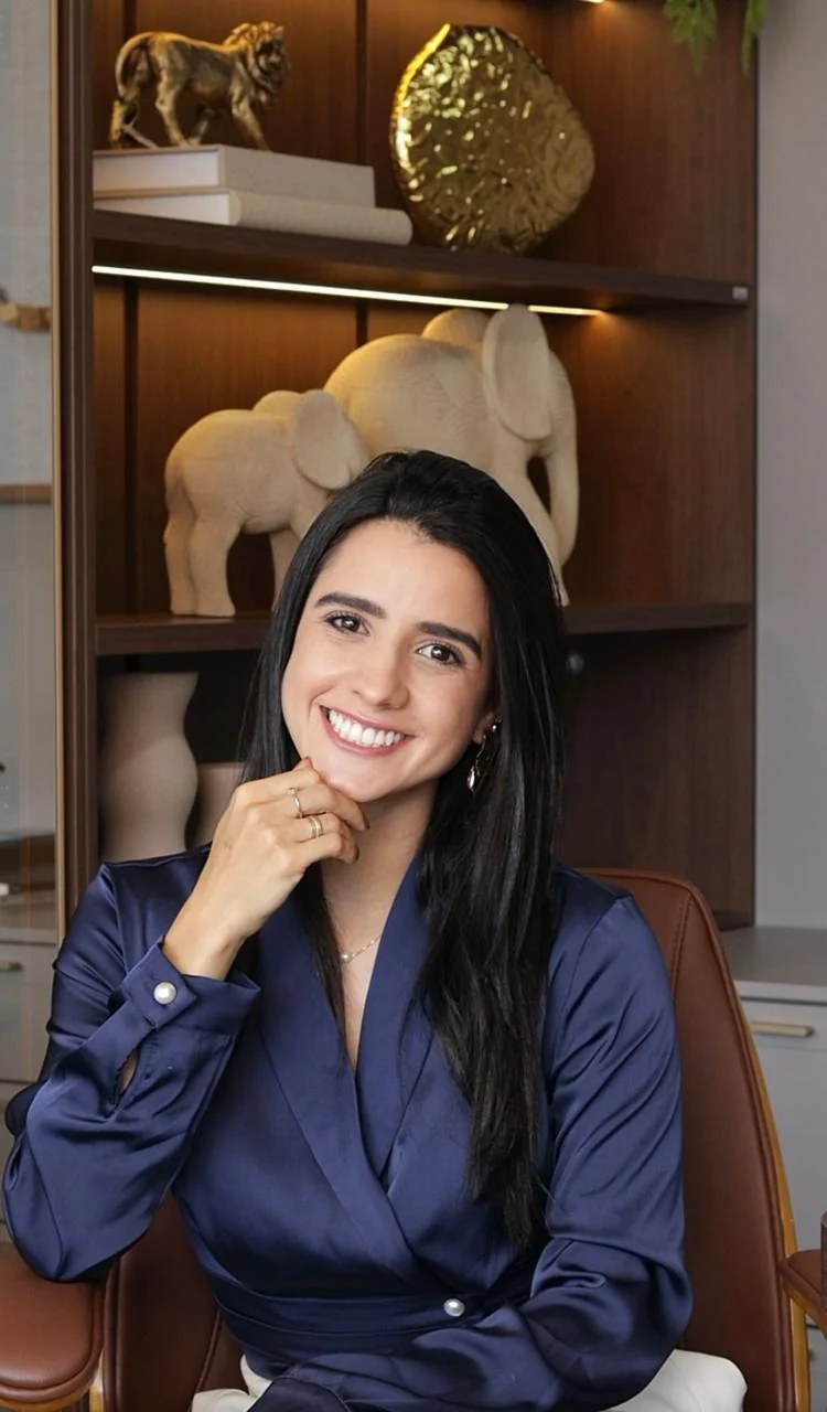 Dra. Paula Toledo sentada em seu consultório